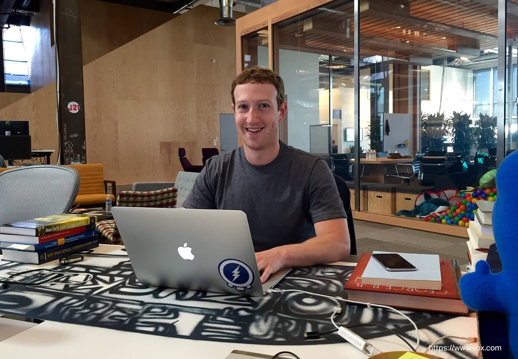 ไอเดียจัดโต๊ะทำงานสไตล์ Mark Zuckerberg ผู้ก่อตั้งและ CEO Facebook หรือ Meta