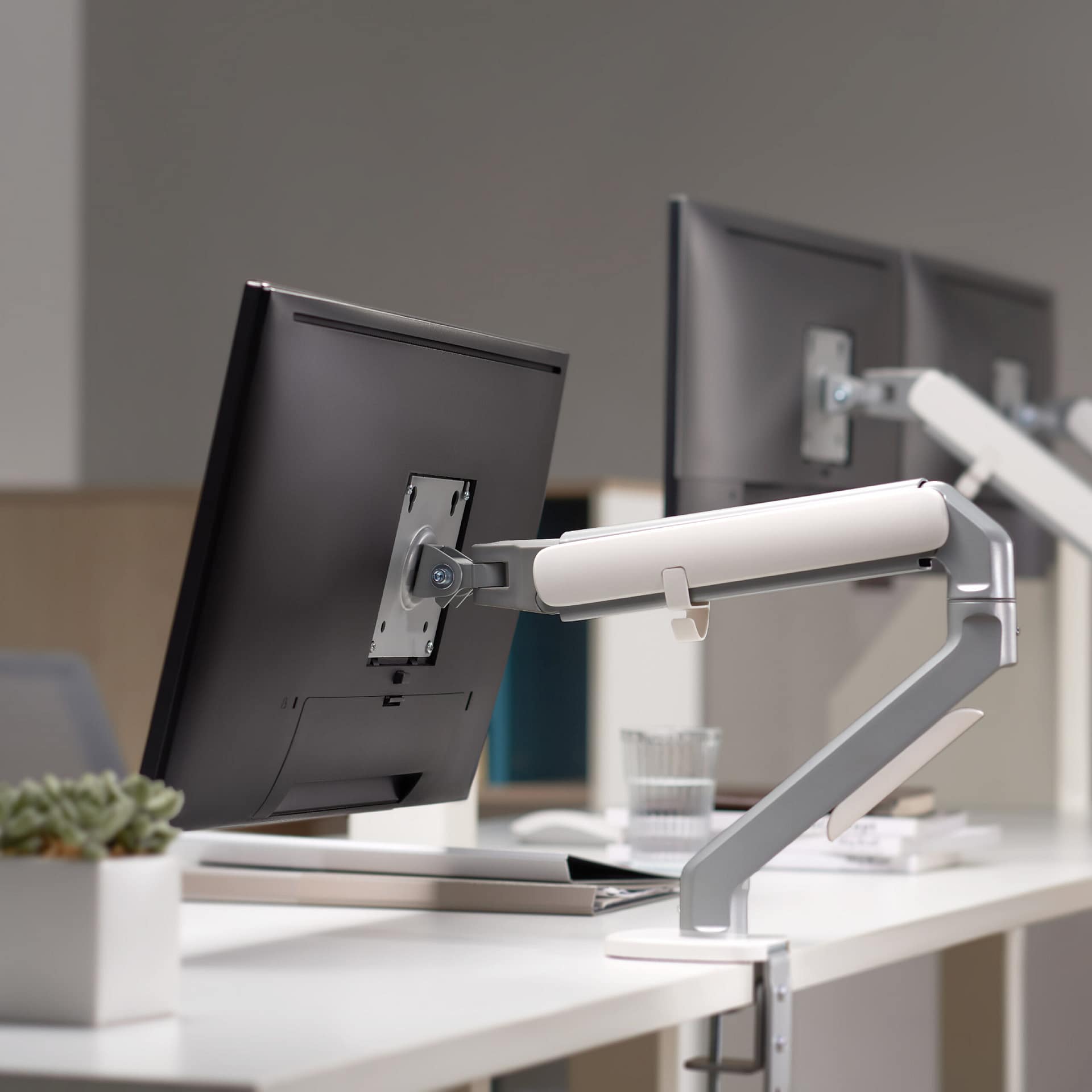 Simple single monitor arm Matte Silver-02 แขนจับจอเดี่ยว LIV Simple Single Monitor Arm - Modern Minimal Design - Image 10